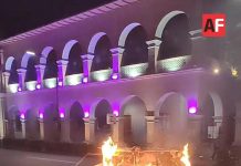 Tras asesinato de Carlos Manzo, anoche estalló manifestación en Apatzingán; destrozan el Palacio Municipal