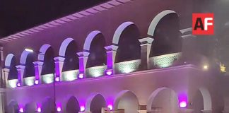 Tras asesinato de Carlos Manzo, anoche estalló manifestación en Apatzingán; destrozan el Palacio Municipal