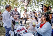 Se suma rector de la UdeC a kermés de Día de Muertos con causa