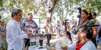 Se suma rector de la UdeC a kermés de Día de Muertos con causa