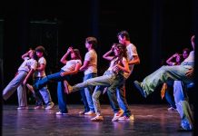 Bachilleres bailan y cantan por una cultura de paz