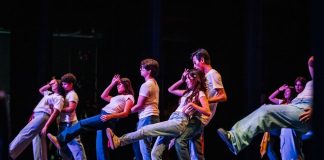 Bachilleres bailan y cantan por una cultura de paz