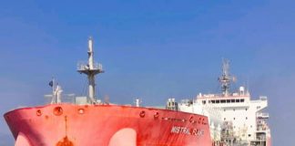 Buque de petroquímicos Mistral Flame arriba a Manzanillo; realiza labores de reabastecimiento