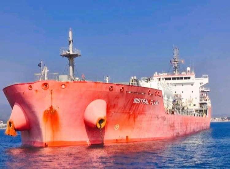 Buque de petroquímicos Mistral Flame arriba a Manzanillo; realiza labores de reabastecimiento