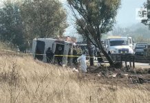 Autobús de DC Tours Uruapan vuelca en la Pátzcuaro-Morelia; mueren 7 pasajeros y varios más resultan heridos