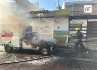 Atiende Bomberos Voluntarios de Colima incendio de vehículo de carga en Villa de Álvarez