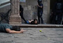 FGE de Michoacán libera a siete detenidos por disturbios en Palacio de Gobierno de Morelia; uno enfrenta cargos por sabotaje