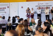 Indira Vizcaíno entregó 575 laptops gratuitas a maestras y maestros de primaria, en Villa de Álvarez