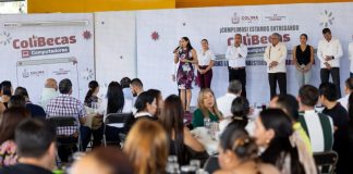 Indira Vizcaíno entregó 575 laptops gratuitas a maestras y maestros de primaria, en Villa de Álvarez