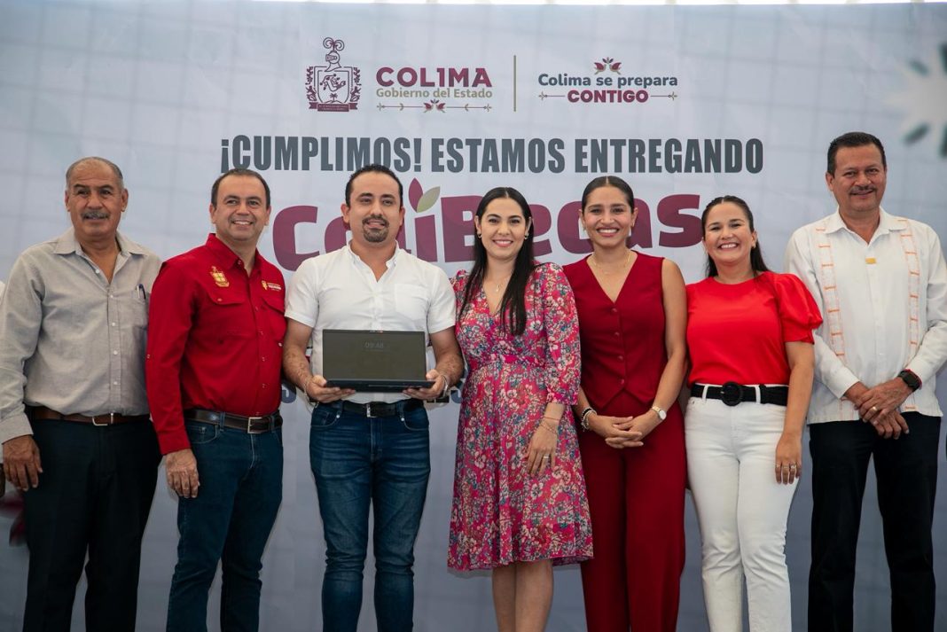 indira entrega computadoras tecoman 06