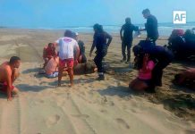 Turista es rescatado por salvavidas en Playa Azul, Michoacán