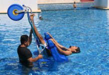 Gobierno del Estado de Colima entrega sillas anfibias en las albercas del Parque Regional