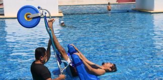 Gobierno del Estado de Colima entrega sillas anfibias en las albercas del Parque Regional