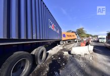 Atienden accidente en la autopista Guadalajara-Colima; un camión volcó con carga de pirotecnia cuando viajaba a Colima