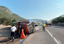 Reporta UEPC Colima volcadura de tráiler en autopista Manzanillo a Colima; una persona lesionada