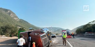 Reporta UEPC Colima volcadura de tráiler en autopista Manzanillo a Colima; una persona lesionada