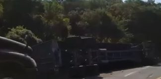 Volcadura de tráiler deja cuantiosos daños materiales en la carretera libre Manzanillo–Armería