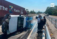 Camioneta con garrafones vuelca en el Libramiento Ejército Mexicano; hay un lesionado
