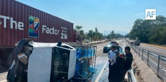 Camioneta con garrafones vuelca en el Libramiento Ejército Mexicano; hay un lesionado