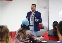 Profesor universitario imparte taller en Encuentro Internacional de Periodistas, en la FIL