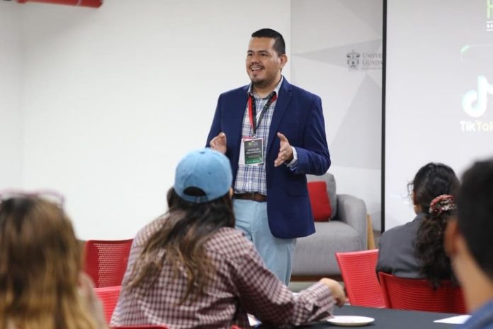 Académico UdeC imparte taller en Encuentro Internacional de Periodistas de FIL_b
