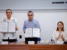 Con donación de documentos históricos, exrector Carlos Salazar Silva enriquece el acervo de la UdeC