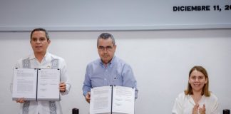 Con donación de documentos históricos, exrector Carlos Salazar Silva enriquece el acervo de la UdeC