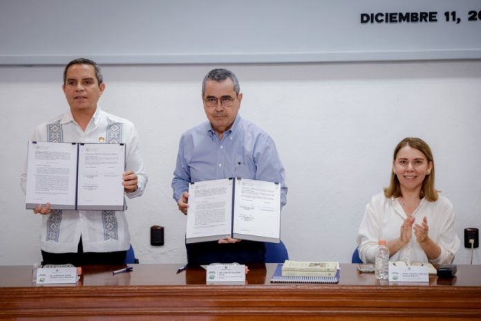 Carlos Salazar dona documentos a la UdeC