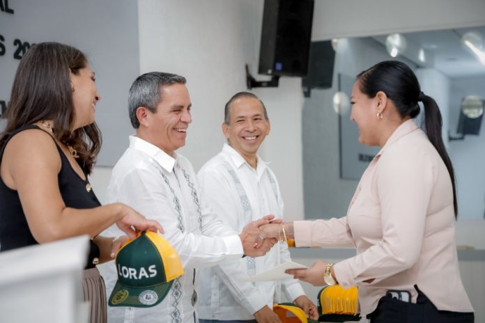 Entregan estímulos a personal secretarial y de servicios generales_c