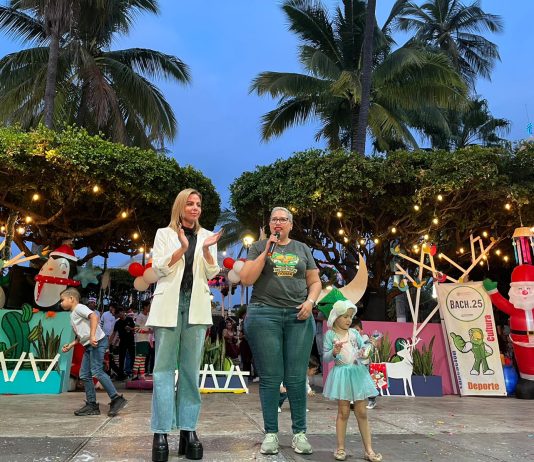 Jóvenes del Bachillerato 25 de Comala ofrecieron un festival navideño en el jardín principal