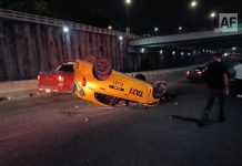 Taxi vuelca en Paseo Miguel de la Madrid; conductor es trasladado en código verde en Villa de Álvarez