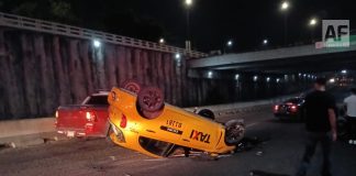 Taxi vuelca en Paseo Miguel de la Madrid; conductor es trasladado en código verde en Villa de Álvarez