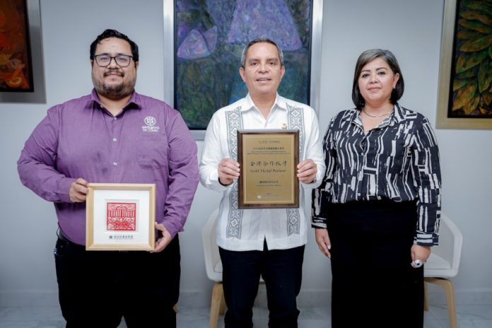 Reconocimiento a UdeC por programa de aprendizaje de lengua china