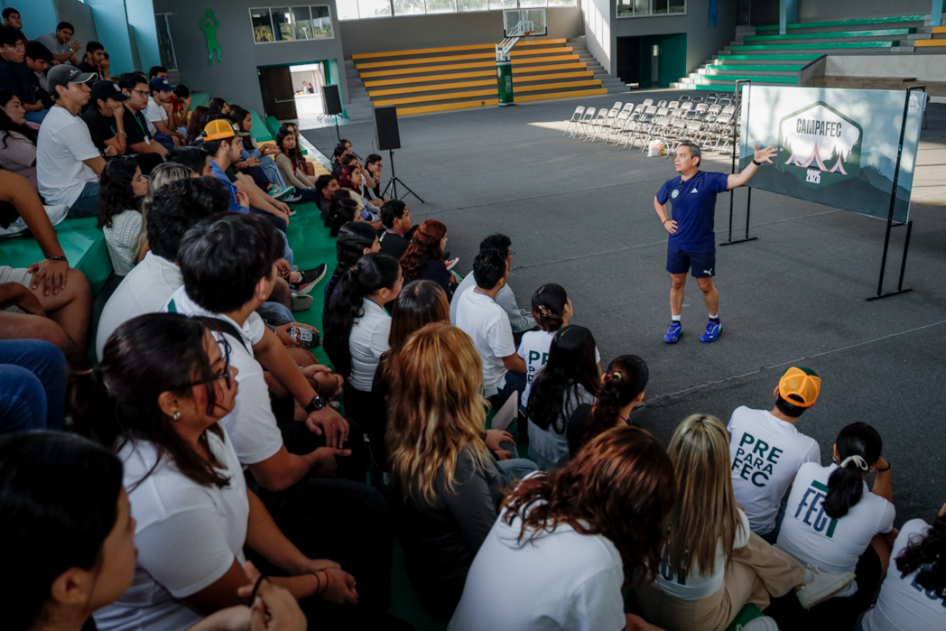 Rector UdeC da charla en campamento FEC 2025_b