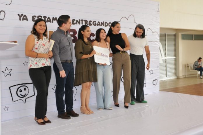 Unibecas beneficia a 348 manzanillenses que estudian fuera del mpio