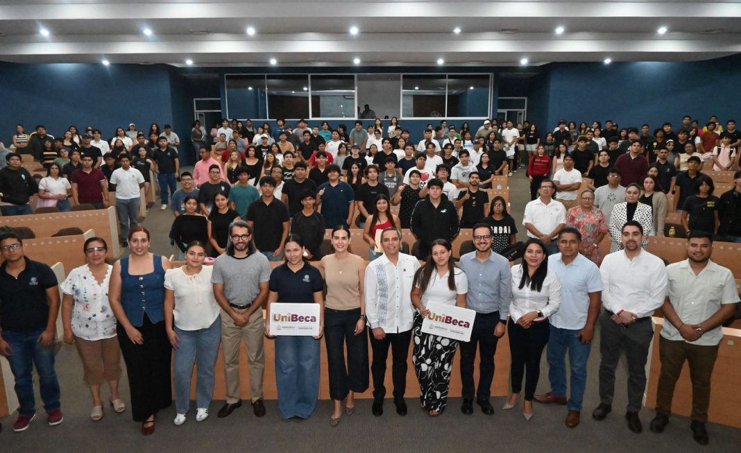 Rosi Bayardo entrega UniBeca a estudiantes de la UdeC, campus El Naranjo