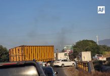 Accidente de camión de carga afecta la circulación en el libramiento sur de Colima