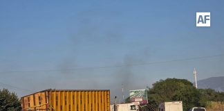 Accidente de camión de carga afecta la circulación en el libramiento sur de Colima