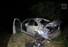 Vehículo sale de la carretera Minatitlán–Guásimas; autoridades confirman solo daños materiales