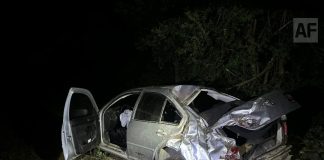 Vehículo sale de la carretera Minatitlán–Guásimas; autoridades confirman solo daños materiales