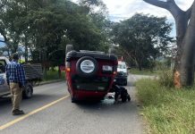 Volcadura en carretera Minatitlán–Villa de Álvarez deja dos lesionados