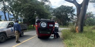 Volcadura en carretera Minatitlán–Villa de Álvarez deja dos lesionados