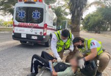 Atienden a joven lesionado tras accidente de motocicleta en Camino Real, Colima