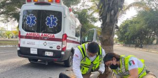 Atienden a joven lesionado tras accidente de motocicleta en Camino Real, Colima