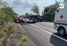 Persona fallece en choque entre dos camionetas en la carretera de Tecomán a Cerro de Ortega