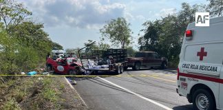 Persona fallece en choque entre dos camionetas en la carretera de Tecomán a Cerro de Ortega