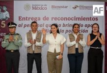 Gobernadora de Colima entrega reconocimientos a personal que ayudó en emergencias en estados afectados