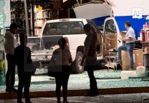 Camioneta se introduce a tienda de autopartes frente a Carl’s Jr. en Villa de Álvarez durante la noche del lunes 22 de diciembre