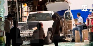 Camioneta se introduce a tienda de autopartes frente a Carl’s Jr. en Villa de Álvarez durante la noche del lunes 22 de diciembre