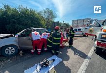 Choque entre tráiler y camioneta deja dos lesionados en Colima